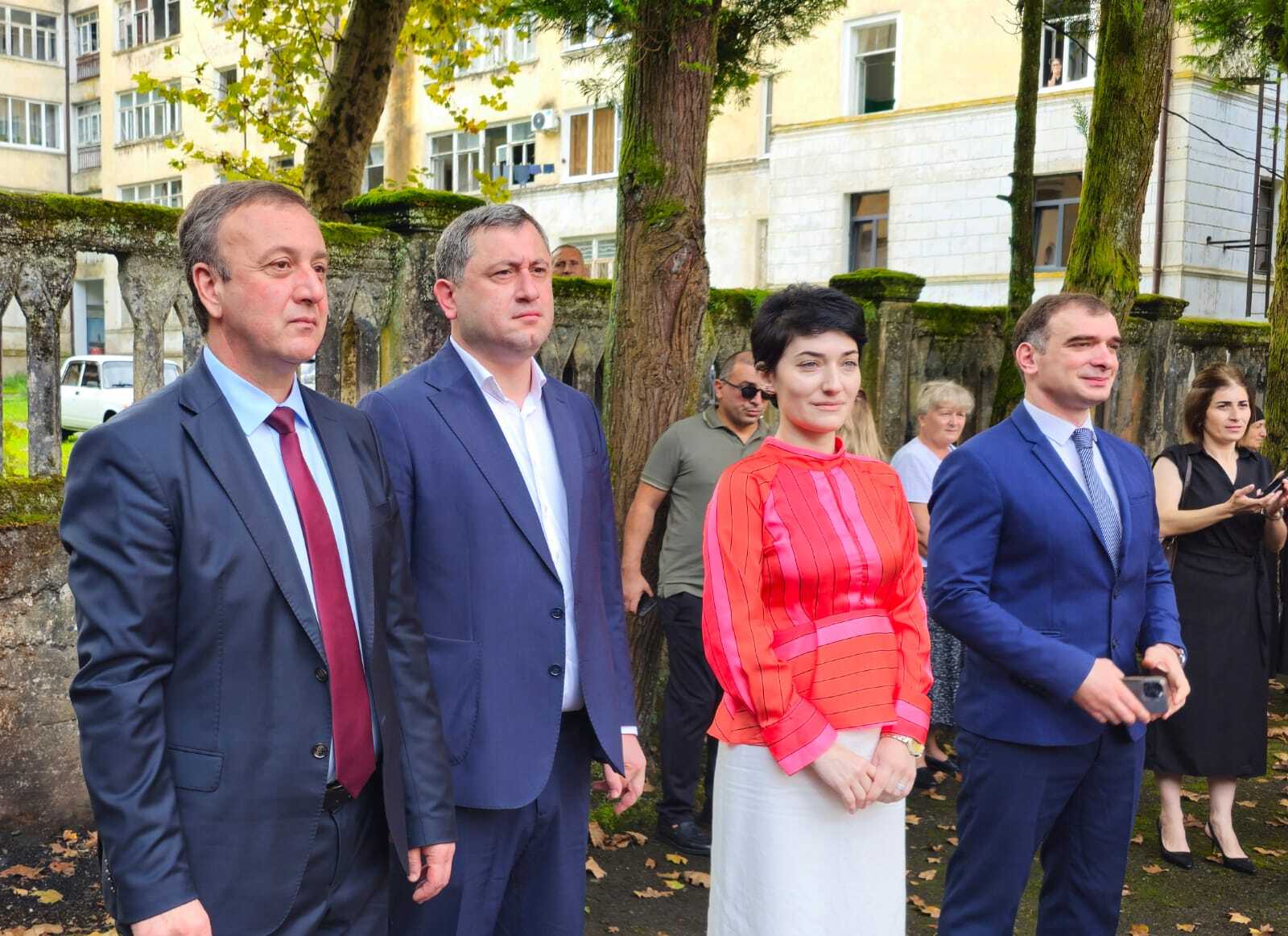 Владимир Делба поздравил учеников СШ №4 города Ткуарчал с Днем знаний
