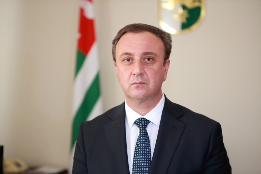 Владимир Делба поздравил руководство и личный состав МЧС Абхазии с 20-летием со дня образования министерства