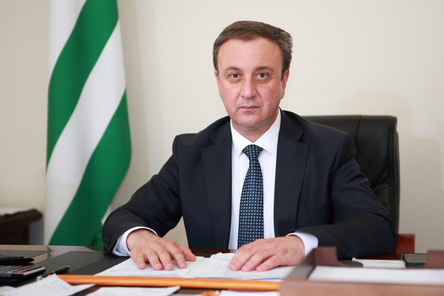 Владимир Делба: меры государственной поддержки, направленные на стимулирование работников системы образования, находятся на особом контроле как президента Абхазии, так и Правительства