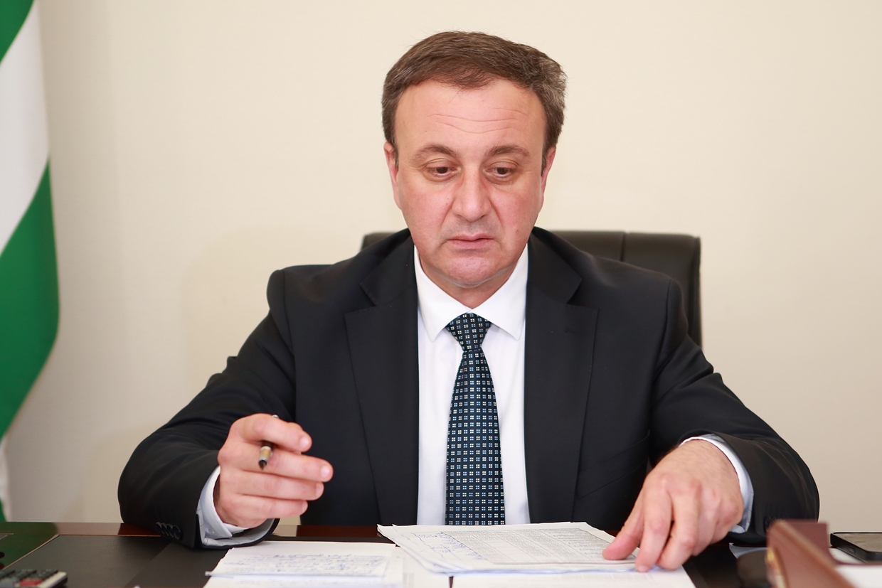 В адрес премьер-министра Владимира Делба поступают поздравления с днем рождения
