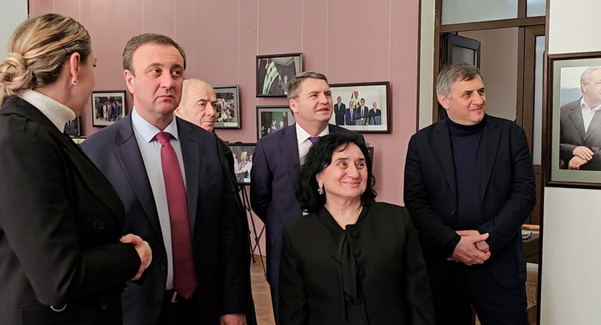 Владимир Делба посетил фотовыставку, посвященную памяти президентов Абхазии Владислава Ардзинба и Сергея Багапша