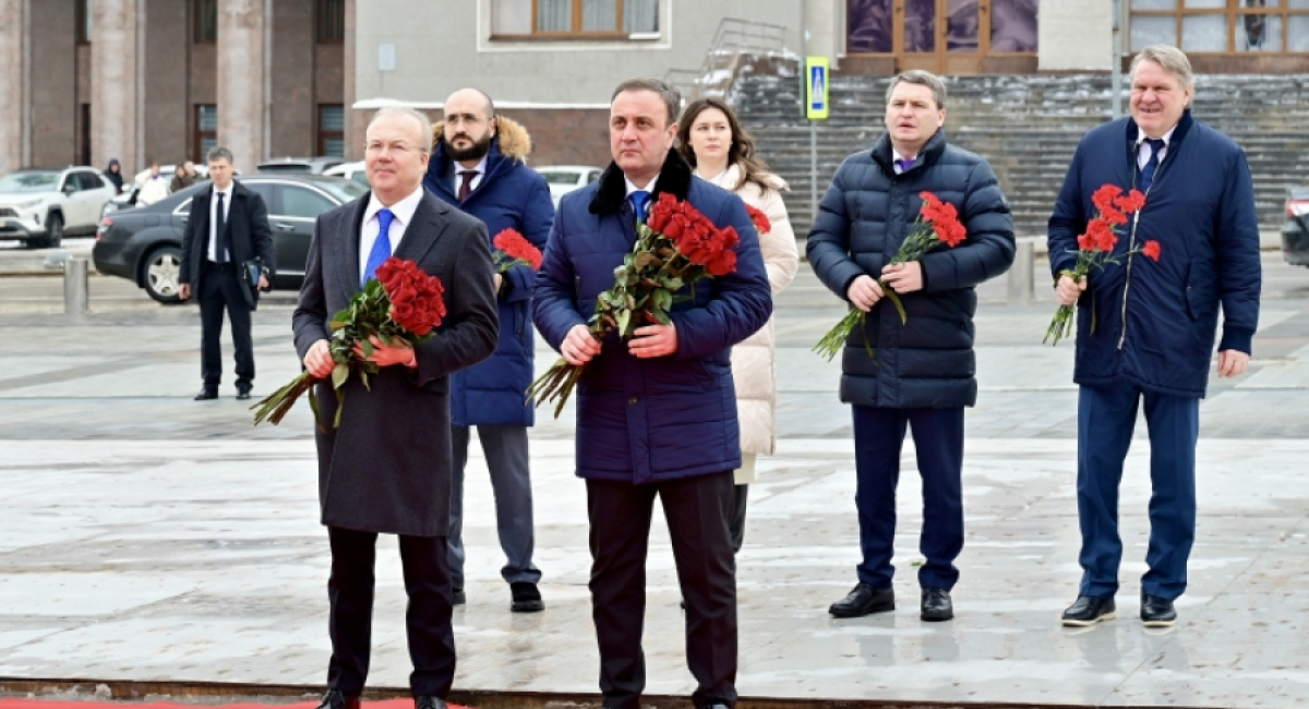 Владимир Делба возложил цветы к памятнику генерал-майору Минигали Шаймуратову