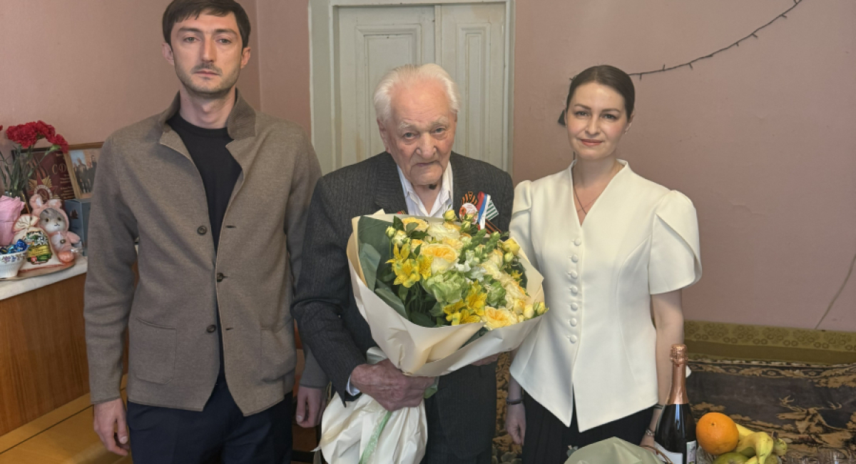 Майя Цыбулевская поздравила ветерана ВОВ Алексея Ягупа с 81-ой годовщиной Победы
