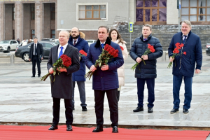 Владимир Делба возложил цветы к памятнику генерал-майору Минигали Шаймуратову
