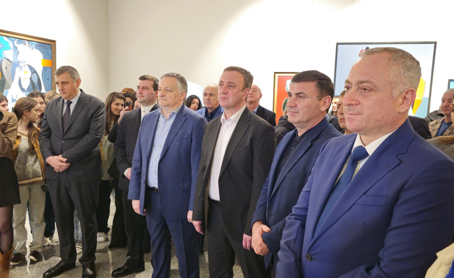 Владимир Делба посетил выставку работ Народного художника Абхазии Нугзара Логуа