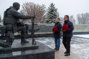 Владимир Делба и Михаил Ведерников почтили память защитников Отечества