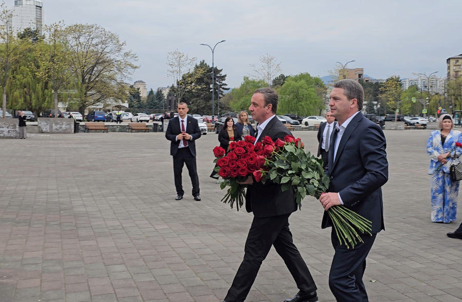 Владимир Делба возложил цветы к монументу добровольцам в Нальчике