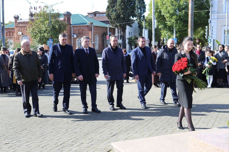 Владимир Делба принял участие в церемонии возложения цветов к памятнику Дмитрию Гулиа