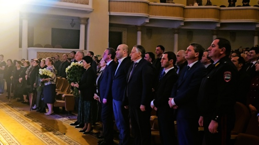 Премьер-министр посетил театрализованное представление, посвященное 80-летию со дня рождения Владислава Ардзинба